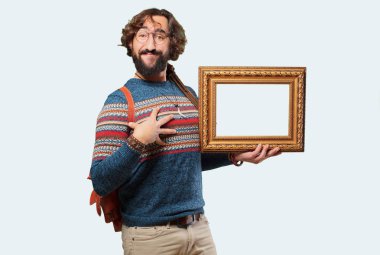 Barok çerçeveli genç hippi adam.