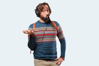 Genç hippi adam müzik dinliyor.