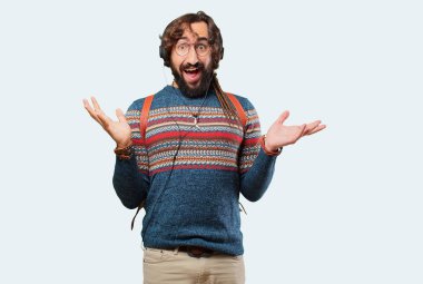 Genç hippi adam müzik dinliyor.