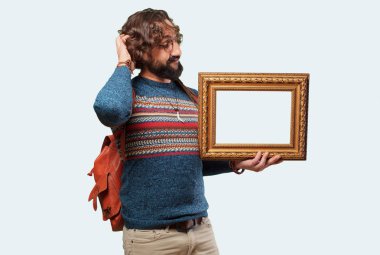 Barok çerçeveli genç hippi adam.