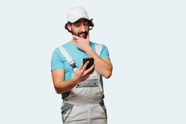 Akıllı telefon ile yetişkin profesyonel ressam