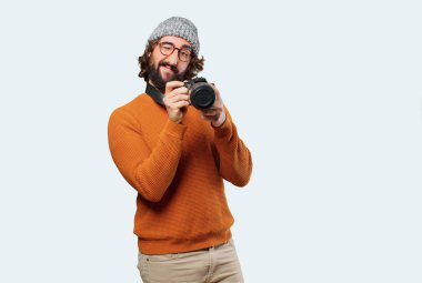 Fotoğraf makineli genç sakallı adam.