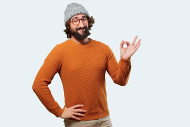 İyi ya da iyi pozlu sakallı genç bir adam.