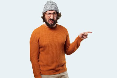 Genç sakallı adam işaret ediyor