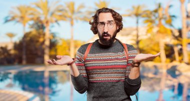 Genç hippi adamın kafası karışmış.