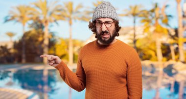 Genç sakallı adam işaret ediyor