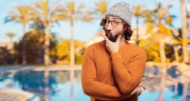 Genç sakallı adam şüpheleniyor