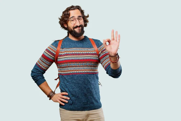 Tamam ya da tamam işareti olan genç hippi.