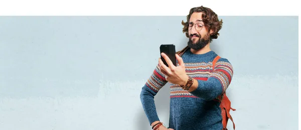 Jonge Hippie Man Met Een Smartphone — Stockfoto