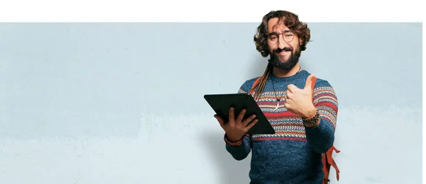 Mladý hippie muž s tabletou — Stock fotografie