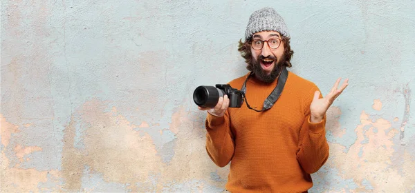 Junger Bärtiger Mann Mit Fotokamera — Stockfoto