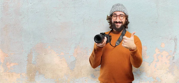 Junger Bärtiger Mann Mit Fotokamera — Stockfoto