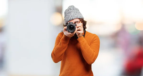 Jovem Barbudo Homem Com Foto Câmera — Fotografia de Stock