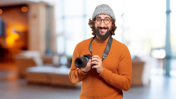 Junger Bärtiger Mann Mit Fotokamera — Stockfoto