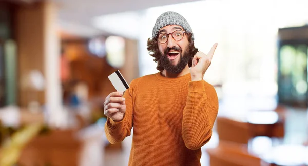 Jeune homme barbu avec carte de crédit — Photo