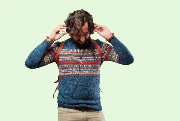 Joven hippie hombre escuchar música — Foto de Stock