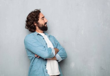 Genç turistin kafası karışmış ya da düşünüyor.