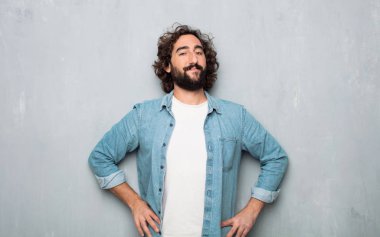 Gururlu genç turist.