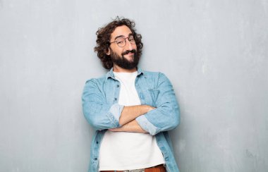 Gururlu genç turist.