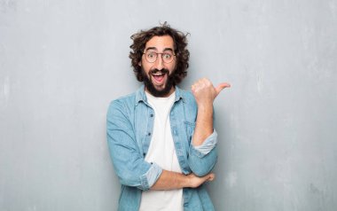 Genç turist işaret ediyor ya da gösteriyor