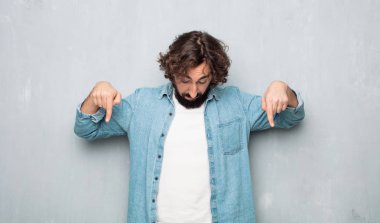 Genç turist işaret ediyor ya da gösteriyor