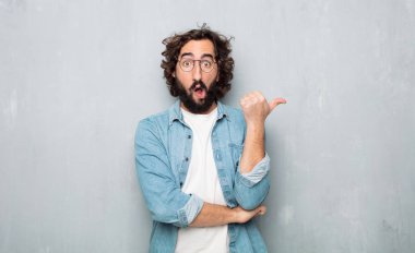 Genç turist işaret ediyor ya da gösteriyor