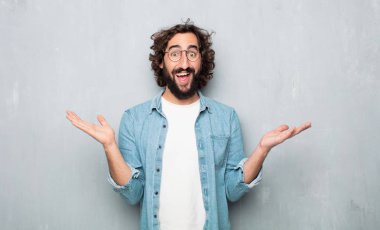 Genç turist poz veriyor.