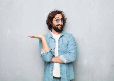 Genç turistin kafası karışmış ya da düşünüyor.