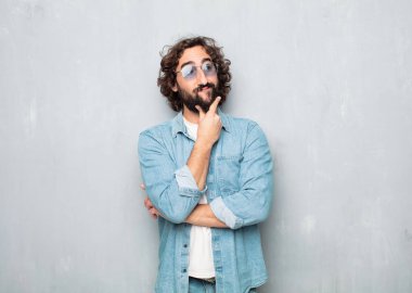 Genç turistin kafası karışmış ya da düşünüyor.