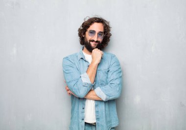 Genç turistin kafası karışmış ya da düşünüyor.