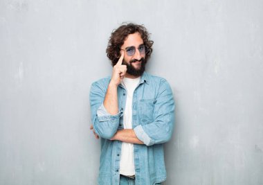 Genç turistin kafası karışmış ya da düşünüyor.