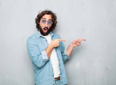 Genç turist işaret ediyor ya da gösteriyor