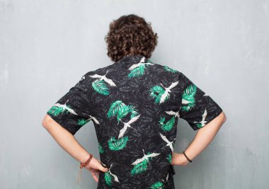 Arka koltuktaki genç turist.