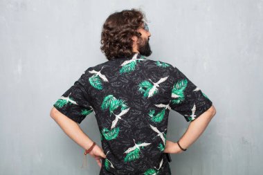 Arka koltuktaki genç turist.