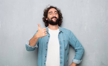 Genç turist iyi poz veriyor.