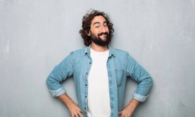 Genç turist poz veriyor.