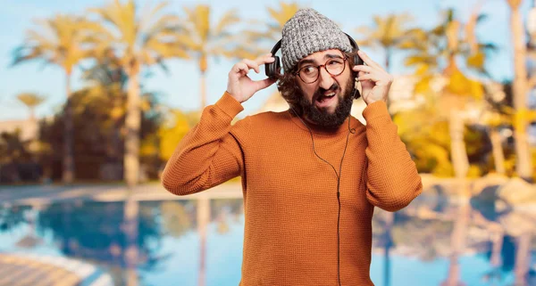 Joven Barbudo Escuchando Música — Foto de Stock