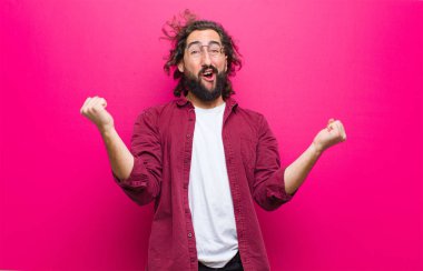 hareket dans ve onun başarısını kutluyor deli saçlı Genç adam