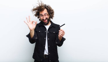 hareket ve kredi kartı çılgın saçlı genç adam