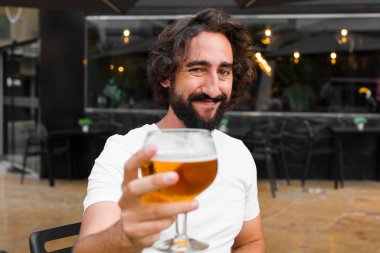 genç sakallı adam bir bira içme