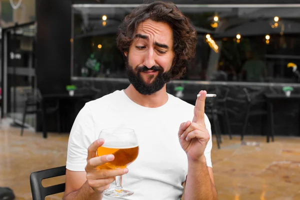 Junger Bärtiger Mann Raucht Und Trinkt Ein Bier — Stockfoto