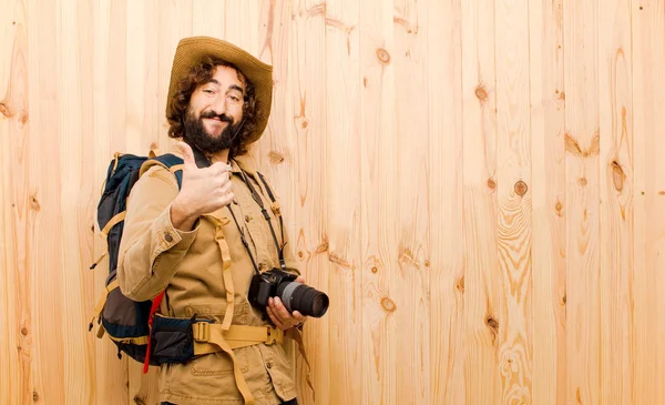 Junger Verrückter Entdecker Mit Strohhut Und Rucksack Auf Holz Hintergrund — Stockfoto