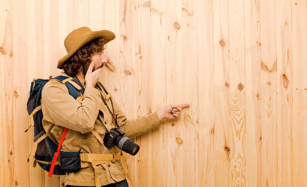 Joven Explorador Loco Con Sombrero Paja Mochila Sobre Fondo Madera — Foto de Stock