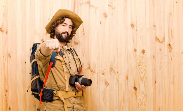 Junger Verrückter Entdecker Mit Strohhut Und Rucksack Auf Holz Hintergrund — Stockfoto