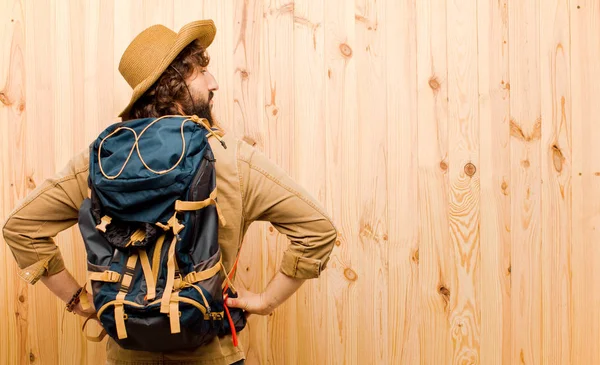 Jovem Explorador Louco Com Chapéu Palha Mochila Fundo Madeira — Fotografia de Stock