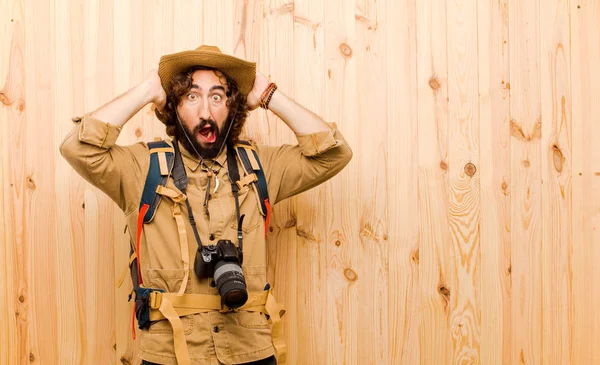 Joven Explorador Loco Con Sombrero Paja Mochila Sobre Fondo Madera — Foto de Stock