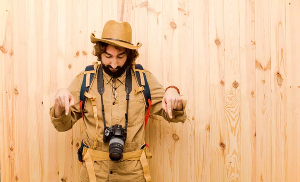 Jonge Crazy Explorer Met Stro Hoed Rugzak Hout Achtergrond — Stockfoto