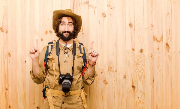 Joven Explorador Loco Con Sombrero Paja Mochila Sobre Fondo Madera — Foto de Stock