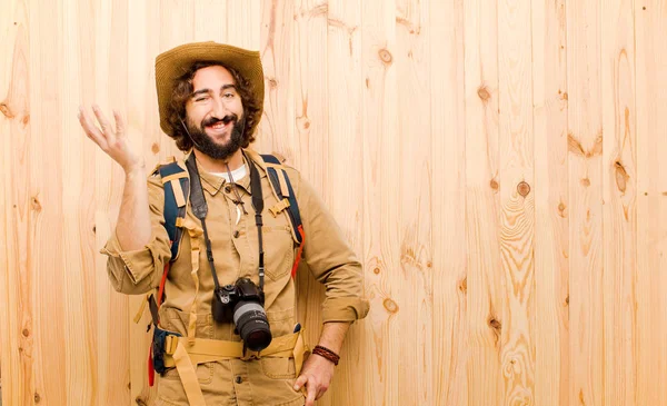 Joven Explorador Loco Con Sombrero Paja Mochila Sobre Fondo Madera — Foto de Stock