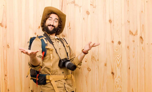 Joven Explorador Loco Con Sombrero Paja Mochila Sobre Fondo Madera —  Fotos de Stock